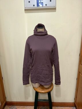 Woman’s Athleta athletic long sleeve top shirt hooded